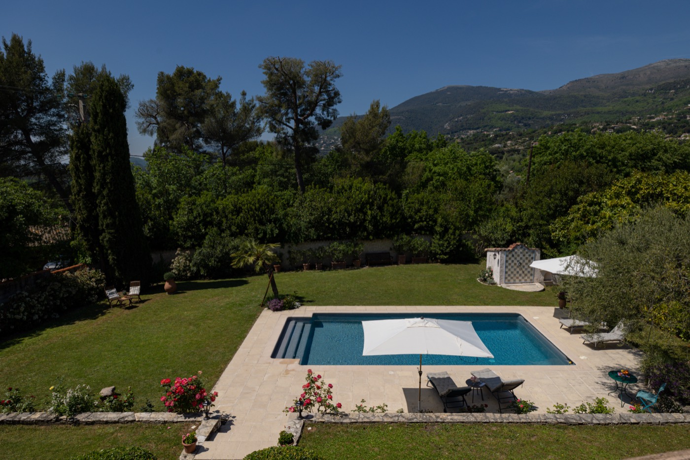Pool und Rasen mit Blick auf die umliegenden Berge