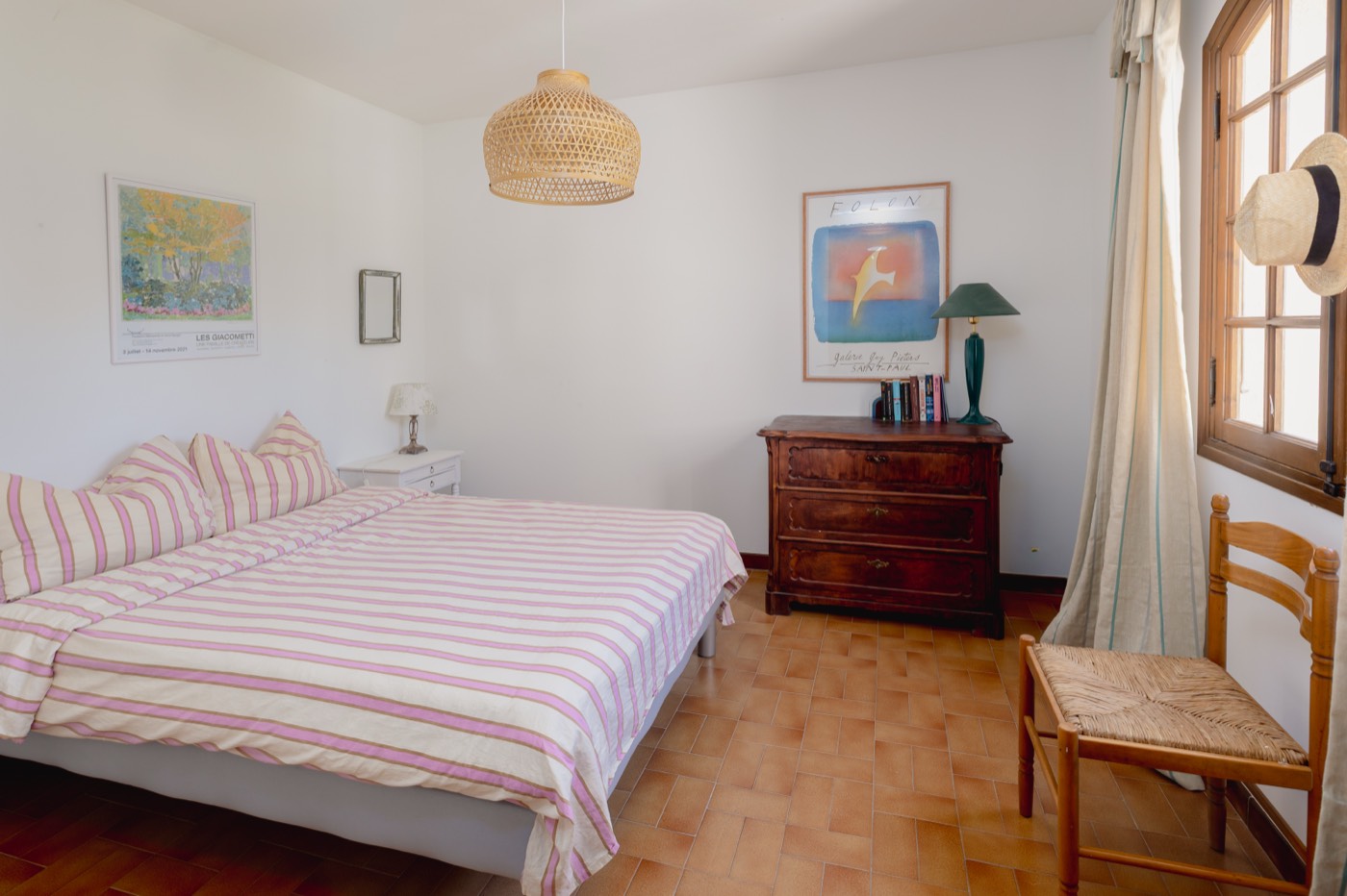 Drittes Schlafzimmer mit gestreifter Bettwäsche